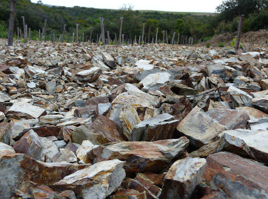 Presentation of the schist soil producing organic AOP Faugères - AOC Faugères wine from Abbaye Sylva Planaa