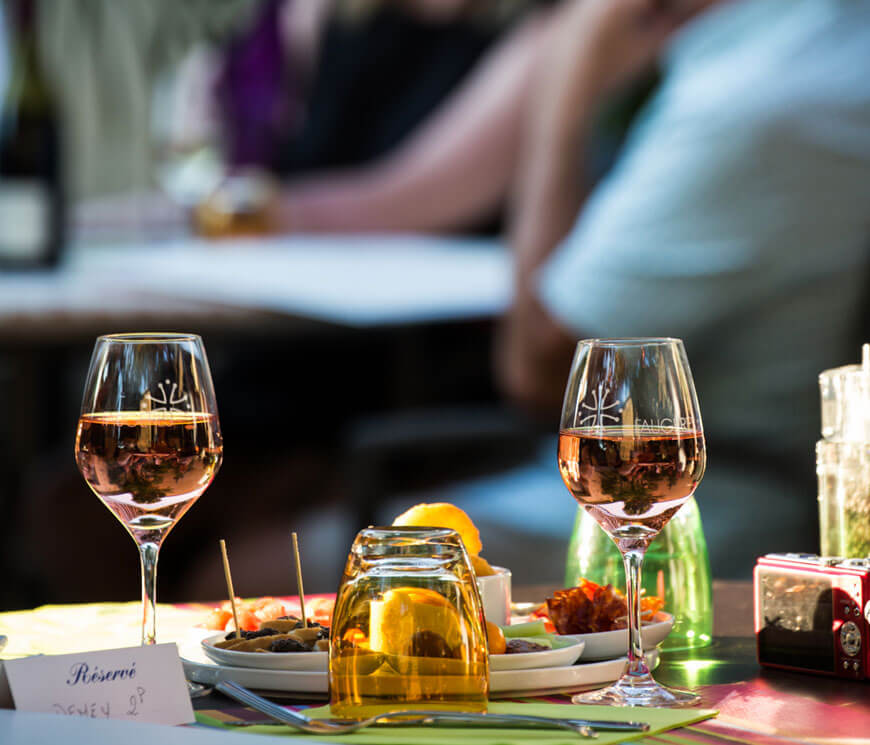 La terrasse de la Table Vigneronne de l'Abbaye Sylva Plana, restaurant près de Béziers