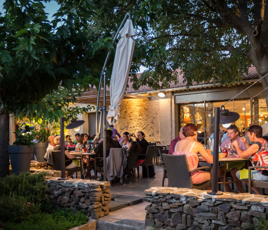 La terrasse de la Table Vigneronne de l'Abbaye Sylva Plana, restaurant à Laurens